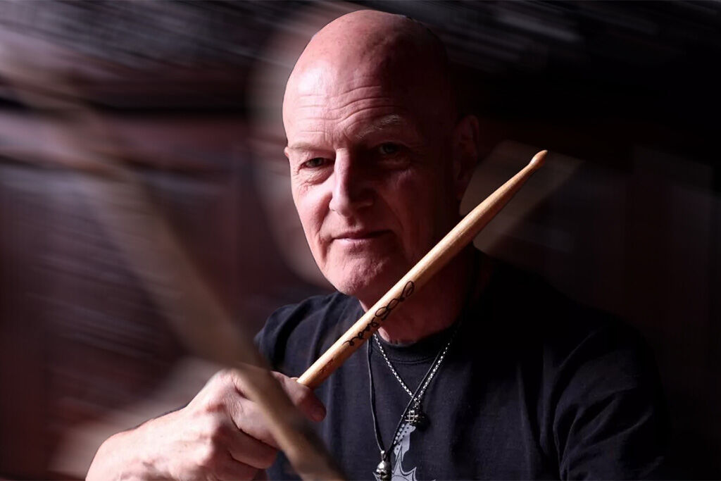 L'ancien batteur d'AC/DC Chris Slade annonce sa retraite