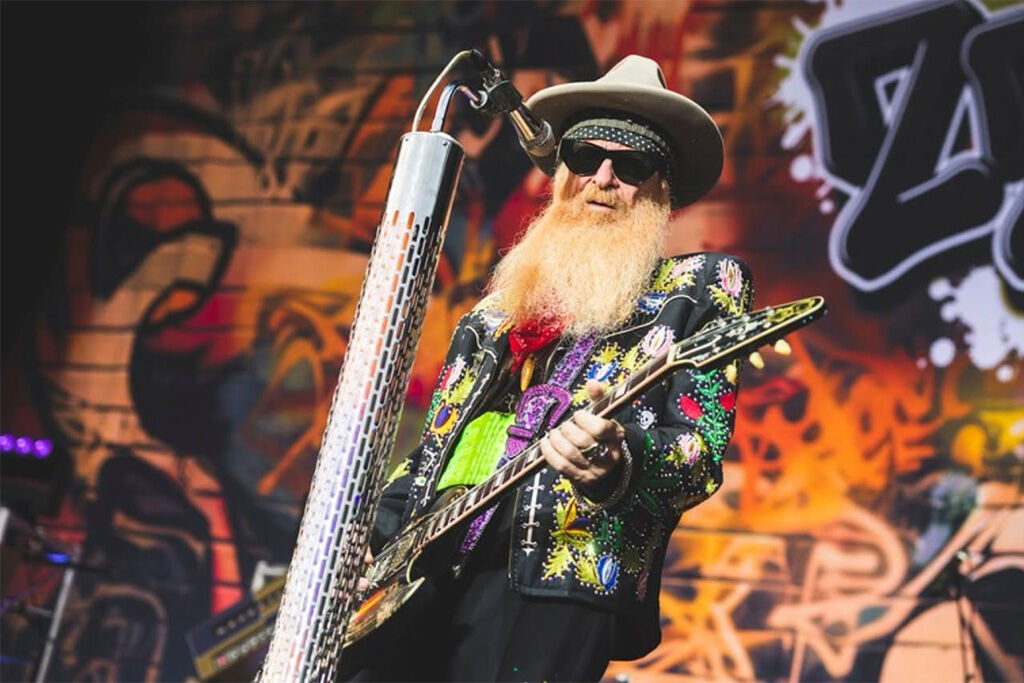 « On est tous là pour célébrer » : ZZ Top remonte sur scène après la mort de Frank Beard